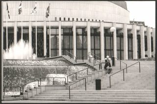 'Who would he be waiting for, all alone in front of the famous Place des Arts?' 

From the series 'People in Montreal'. A series I made years ago during a visit to the city of Montreal together with my mother at the invitation of loving friends of hers. 

And since I was there anyway, I took the opportunity to explore the city with my camera and a bag full of film. This led to my first streetphotography exhibition, dedicated to my father and mother (both deceased) in the city hall of Zoetermeer. 

This series can be seen in part on my website as a grateful memory of my parents and the journey I made with my mother to loving friends. 

web address: www.tonvanzeijl.nl

#montréal #photocrusade #streetphotography #photocrusaders #artofnature #fineartzone #artphotography #photography #artphoto #placedesarts #canada #blackandwhitephotography #artheroes #werkaandemuur #tonvanzeijl