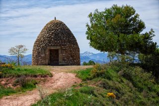 Poyo de Roldán, hut on a hill near Nájera in my album 'Doors of the Camino'

Today I posted a number of new images of my walk to Santiago at Art Heroes.

The album is called Doors of the Camino. Image of a beautiful journey that brought me a lot. I truly enjoyed the people I met and the tranquil beauty of vast vistas, atmospheric villages during this walk.

I came across this special building near the village of Nájera in the Rioja.

I also put it in an interior to show as an impression of the atmosphere :-)

You can find it on 

Poyo de Roldán, hut op een heuvel in de buurt van Nájera. uit mijn album 'Deuren van de Camino' (www.artheroes.com/en/artwork/Poyo-de-Roldan-hut-on-a-hill-near-Najera)

Vandaag weer een aantal nieuwe beelden van mijn wandeltocht naar Santiago bij Art Heroes geplaatst.

Het album heet Deuren van de Camino. Beeld van een mooie reis die mij het nodige gebracht heeft. Ik heb oprecht genoten van de mensen die ik ontmoette en de verstilde schoonheid van uitgestrekte vergezichten, sfeervolle dorpjes tijdens deze wandeling.

Dit bijzonder gebouwtje kwam ik tegen in de buurt van het dorp Nájera in de Rioja.

Ik heb hem ook even in een interieur gezet om te laten zien als sfeerimpressie :-)

#fineart #fineartphotography #artphotography #photography #artphoto #photographer #spain🇪🇸 #poyo de Roldán #fonkmagazine #nájera #larioja #lariojaauténtica #werkaandemuur #artheroes