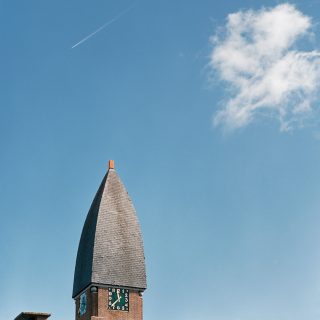 The spire of the Pelgrimskerk from 1932 on the Eerste Stationsweg in Zoetermeer. Locally also called the Boterkerk in the Dorp district. The photo is from the Gave Stad project in which I photographed Zoetermeer and from which a book, a film and exhibitions (including in Xiamen, China) emerged.

De torenspits van de Pelgrimskerk uit 1932 aan de Eerste Stationsweg in Zoetermeer. Lokaal ook wel de Boterkerk genoemd in de wijk Dorp. De foto is uit het Gave Stad project waarin ik Zoetermeer fotografeerde en waaruit een boek, een film en tentoonstellingen (waaronder in Xiamen, China) voort kwamen.

#zoetermeer #streetview #streetphotographyinternational #ArtistOnInstagram #ArtOfTheDay #travelphotography #cityshapes #artisticphotography #architectural
