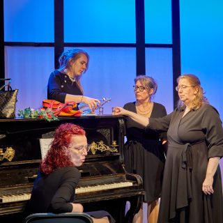 'Op de Pijp met ...' is een uitdrukking in Westland die gaat over; Even pauze, even op de pijp, bakkie doen en een praatje maken. Met en over bijzondere Westlanders. Westlanders met een verhaal. Het verschijnt wekelijks in Nieuwsblad Westland. Gemaakt al sinds 2011 door Esdor van Elten en mijzelf. 

Nu gaat het over Maurice Wiedenhof, die van 'kantoortijger', via de Amsterdamse Theater Academie theatermaker werd. Dat doet hij o.a. met de Westlandse Plankeniers theatergroep. Hier een 4 tal foto's van de repetitie voor het stuk Calendar Girls, een waargebeurd feel good verhaal. In het toneelstuk zie je als het ware de kalender tot stand komen.

Voor mij was het een leuke avond met gepassioneerde spelers, een vrolijke no nonsens regiseur die vol vuur de regie doet

'Op de Pijp met ...' is an expression in Westland that means; a moment’s pause, just sitting on the (heating)pipe in the greenhouse, having a cup of coffee and a chat. With and about special Westlanders. Westlanders with a story. It appears weekly in Nieuwsblad Westland. Made since 2011 by Esdor van Elten and myself. 

Now it's about Maurice Wiedenhof, who went from 'office tiger' to theatre maker via the Amsterdam Theatre Academy. He does this with the Westlandse Plankeniers theatre group, among others. Here are 4 photos of the rehearsal for the play Calendar Girls, a true feel-good story. In the play you can see the calendar being created, as it were. 

For me it was a nice evening with passionate actors, and a cheerful no-nonsense director who directs with great passion.

#theater #theaterlife #westland #plankeniers #portraitphotographer #reportage #mauricewiedenhof #tonvanzeijl #artphotography