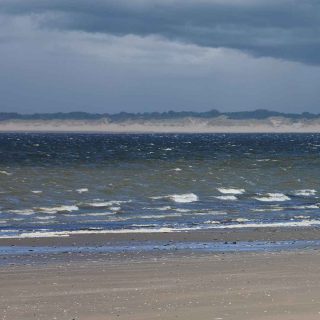 Koeien op het strand …
Onlangs was ik op visite bij mijn oude vriend Leen Koper in Zierikzee. Wij kennen elkaar al heel lang door onze gedeelde passie, fotografie. Samen zijn we ook al jarenlang lid van dezelfde fotografenclub. Het British Institute of Professional Photography, een van de oudste fotografenorganisaties van Europa, opgericht in 1901.

Leen fotografeert regelmatig in zijn geliefde Zeeland en doet dat op de fiets. Je kunt hem hier vinden op Facebook en genieten van zijn romantische stijl van fotograferen. Leen stelde voor om naar ‘de Kwade Hoek’ te gaan. Ik weet ik niet zoveel over Zeeland, dus was snel overgehaald, zij het nu met de auto. 

We hebben daar een hele middag door gebracht en bijzondere beelden gemaakt, waaronder deze met koeien op het strand. Ik had dat hiervoor nog nooit meegemaakt! En heb ervan genoten. 

De Kwade Hoek is een natuurgebied ten noordoosten van Goedereede op Goeree-Overflakkee in Zuid-Holland. De naam, vroeger ook wel als ’kwaaien hoek’ geschreven, verwijst naar de verraderlijke stroming en zandbanken waarop menig schip is vergaan. 

Cows on the beach ...
I recently visited my old friend Leen Koper in Zierikzee. We've known each other for a long time through our shared passion for photography. We've also been members of the same photographers' club for years: the British Institute of Professional Photography, one of the oldest photography organizations in Europe, founded in 1901.

Leen regularly photographs in his beloved Zeeland, by bike. You can find him on Facebook with his romantic photography style. Leen suggested we go to "de Kwade Hoek." I don't know much about Zeeland, so I was quickly persuaded, albeit by car this time.
 
We spent an entire afternoon there and captured some remarkable images, including this one with cows on the beach. I'd never experienced anything like that before! And I thoroughly enjoyed it. 
The name, formerly also written as "Kwaaien Hoek," refers to the treacherous currents and sandbanks where many ships have foundered.

#fineart #canon #artofnature #fineartzone #elementsphotomag #outdoortones #capturelandscapes #photocrusade #exploreobserveshare #zeeland #werkaandemuurtonvanzeijl