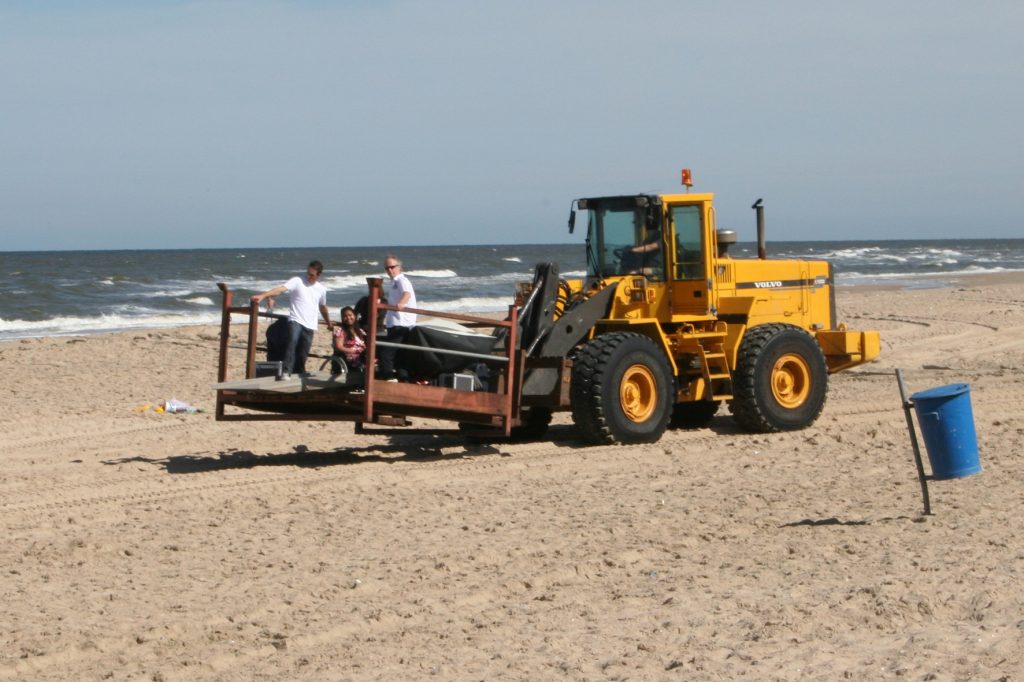 Ashna in de sjoffel op het strand