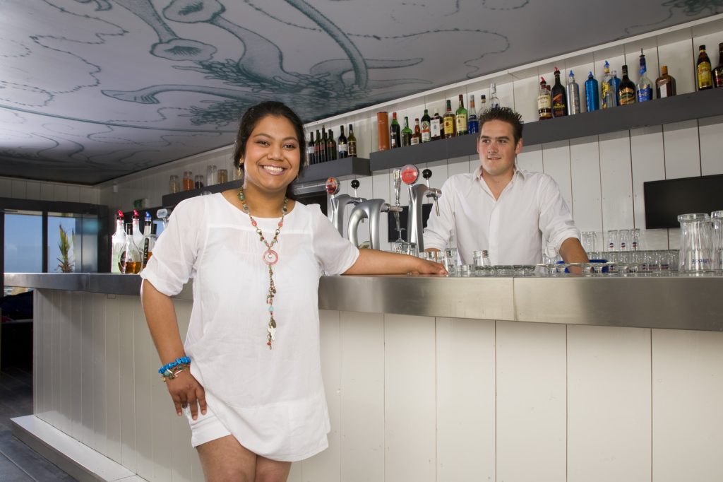 Ashna poseert bij de bar van Jaffa in echte Ibiza-sfeer.jpg