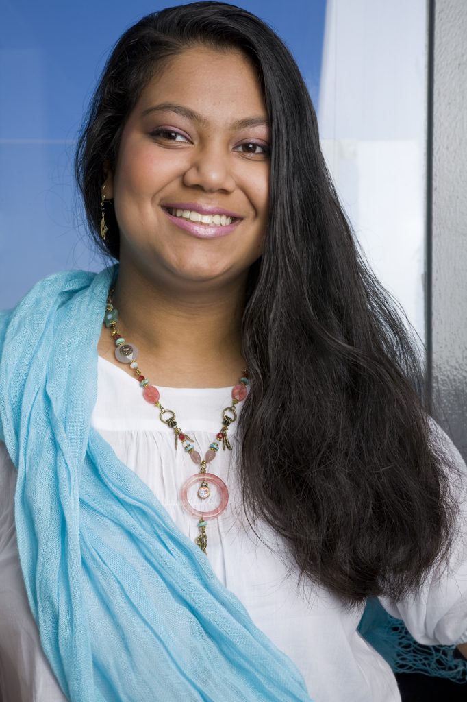 Portret van Ashna in wit pak met sjawl en ketting bij Jaffa.jpg