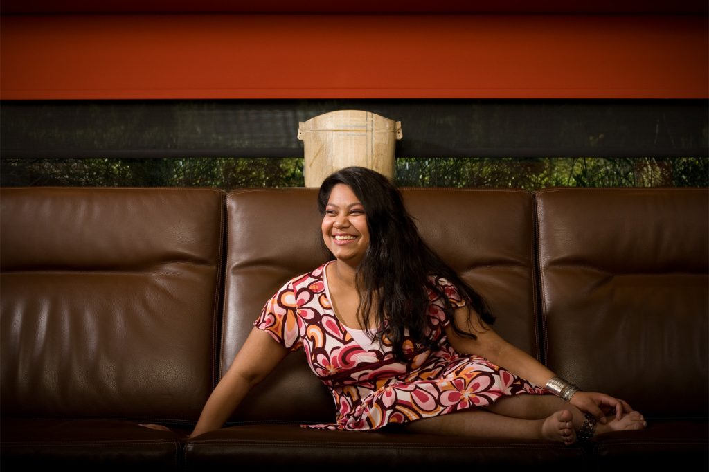 Ashna op de bank bij Blooming in een bloemen jurk.jpg